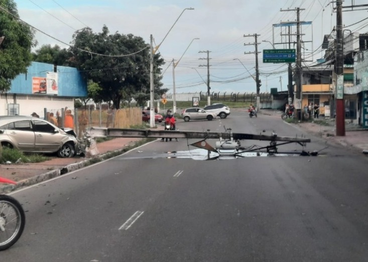 Carro bate em poste e causa congestionamento na Djalma Batista