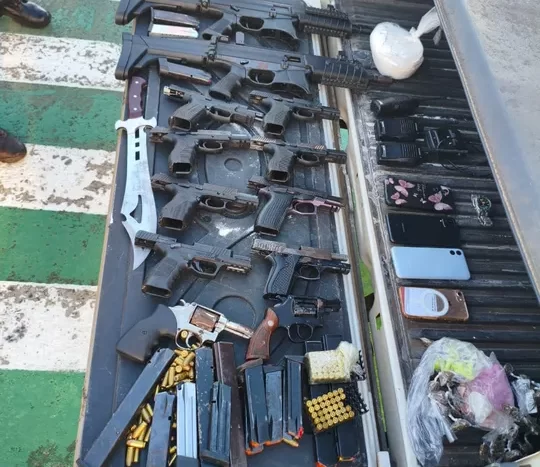 Confronto com policiais termina com doze pessoas mortas