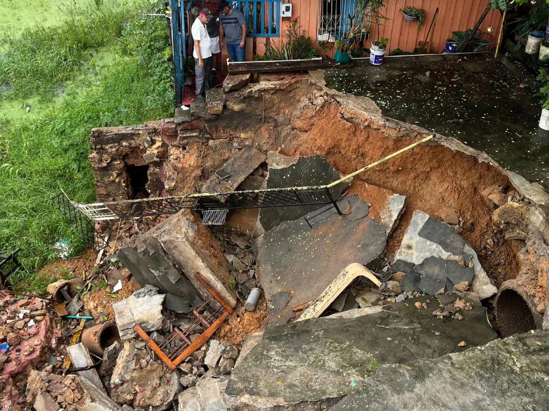 Desabamento de orla coloca casas em risco em Manaus
