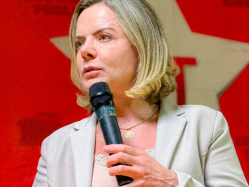 Gleisi Hoffmann deixa presidência do PT para assumir ministério