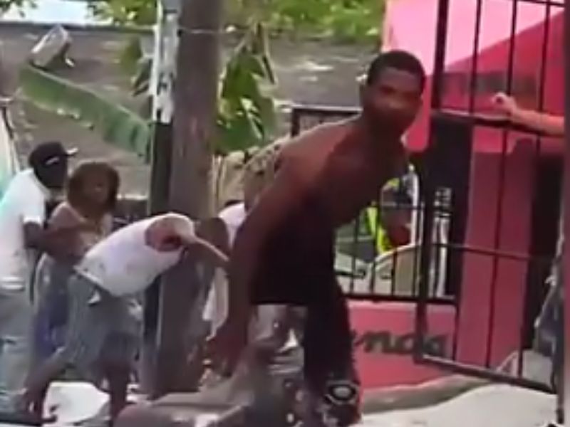 Homem saí andando que nem zumbi após levar facada no peito