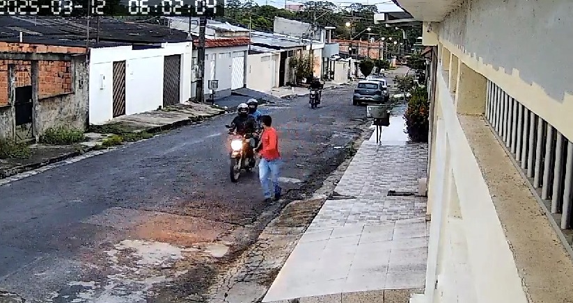 Homem tenta fugir de assaltantes, mas é alcançado e roubado em Manaus