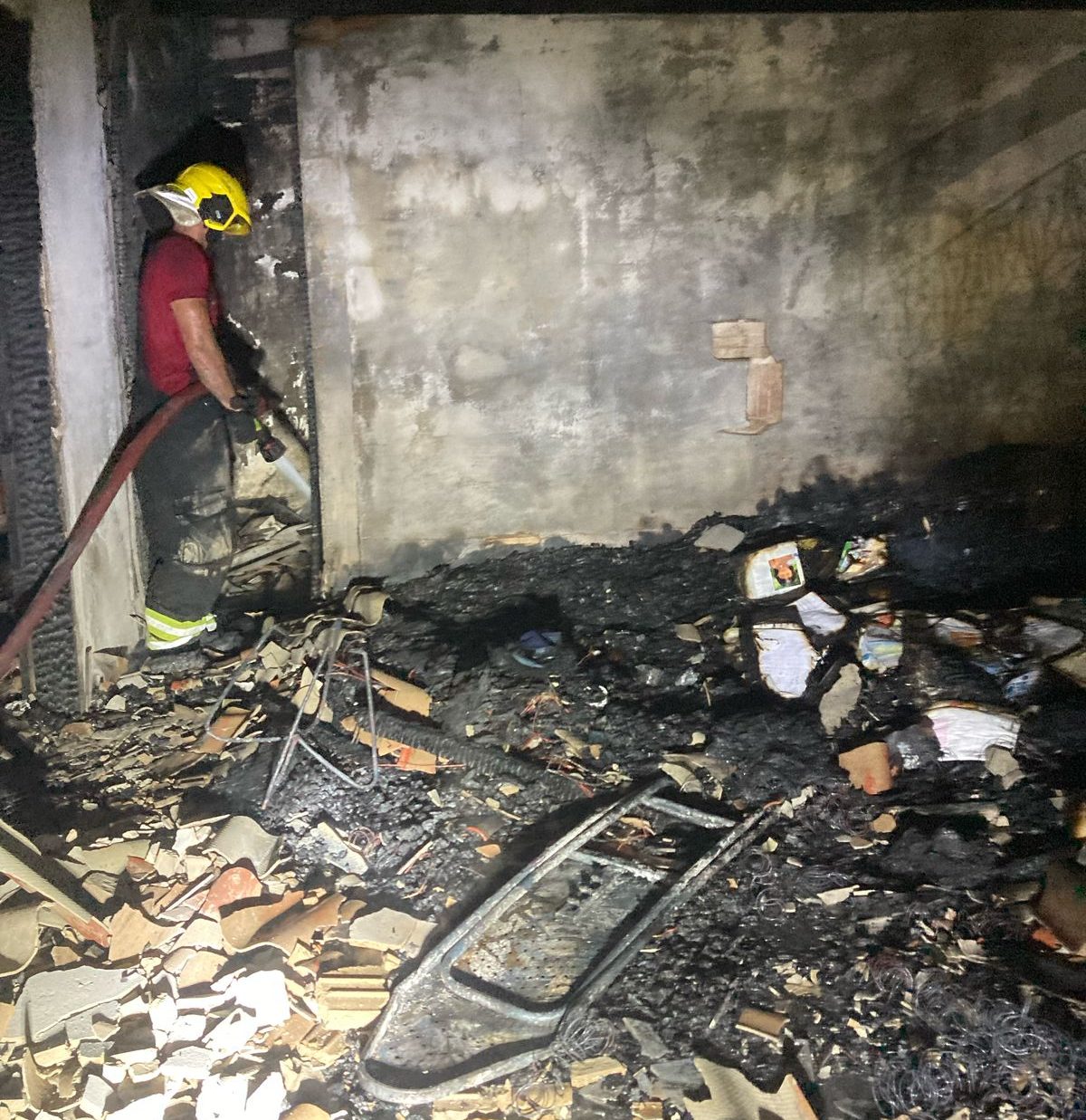 Idosa fica ferida em incêndio que destruiu casa em Manaus