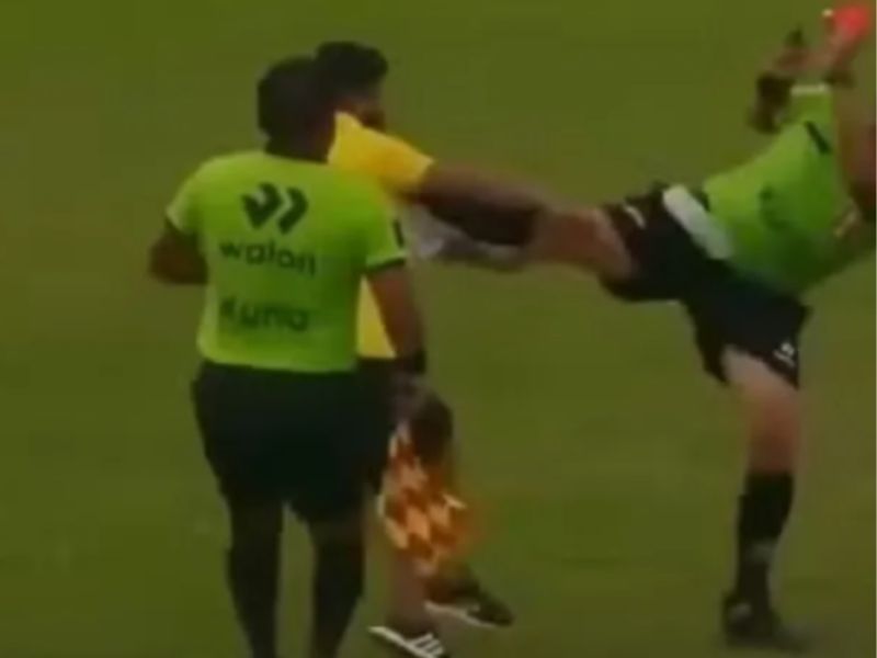 Juiz dá uma voadora em treinador durante discussão