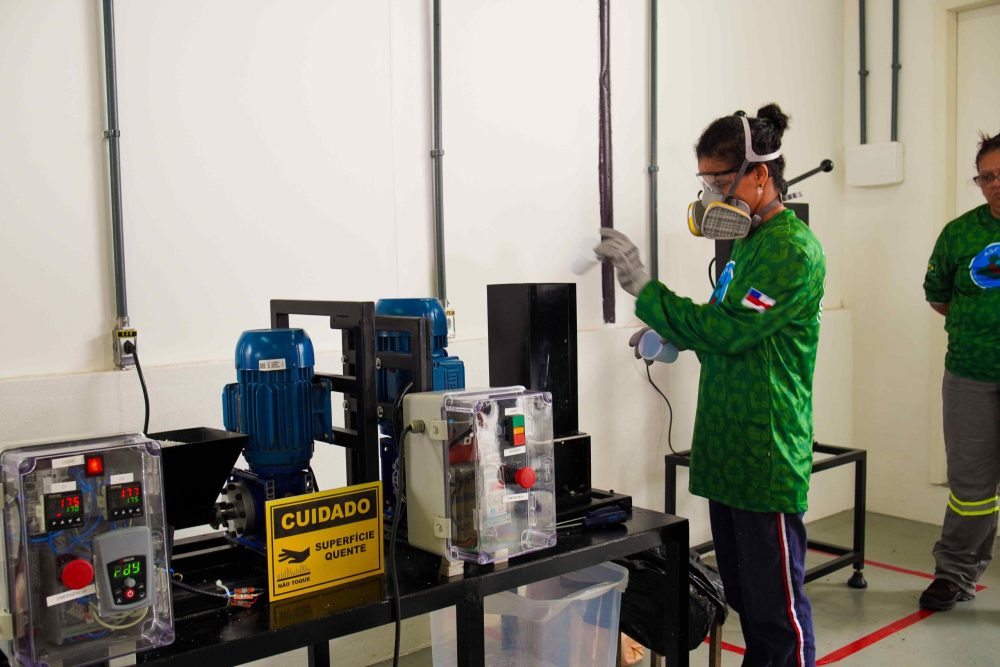 Laboratório para reciclagem de plástico fortalece economia circular em Manaus