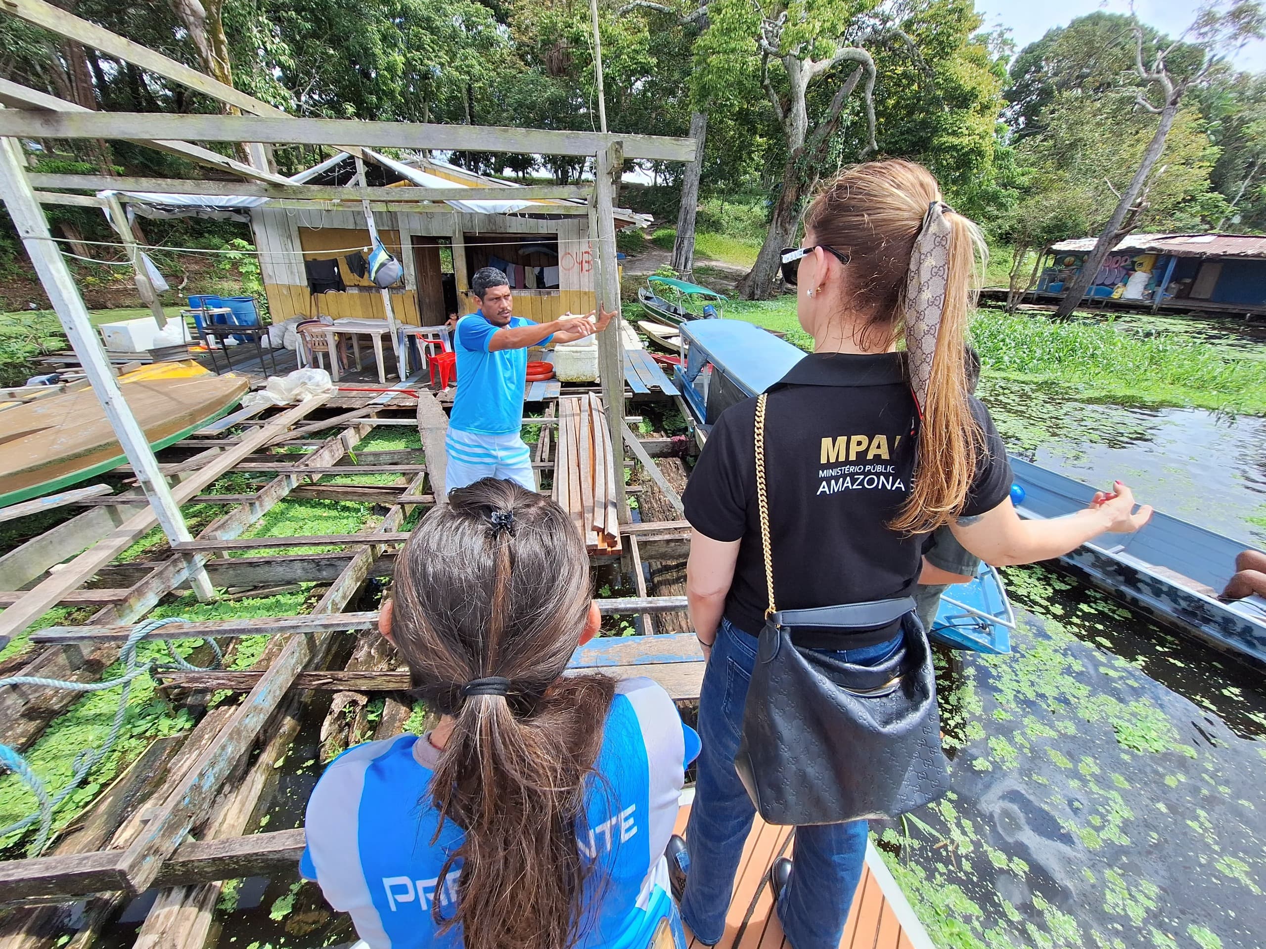 Ministério Público acompanha retirada de flutuantes no Tarumã-Açu