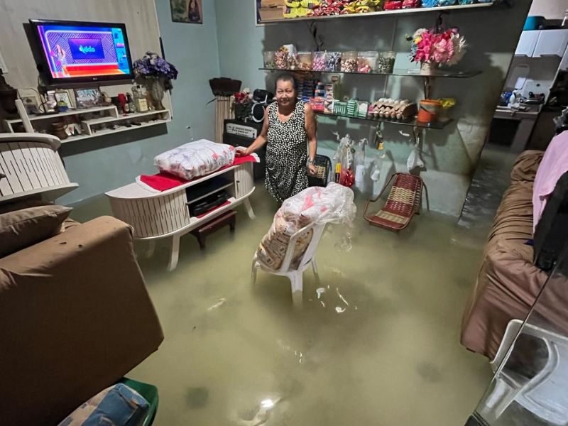 Moradores têm casa invadida por água durante chuva intensa em Manaus