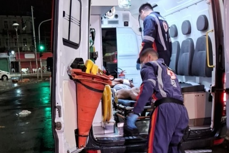 Mulher em situação de rua é esfaqueada no Centro de Manaus