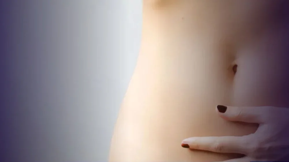 Tampar o umbigo realmente protege contra energias negativas? Especialista explica!