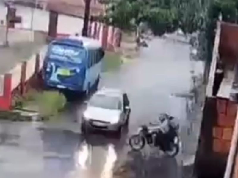 Veja grave acidente entre carro e motocicleta em Manaus