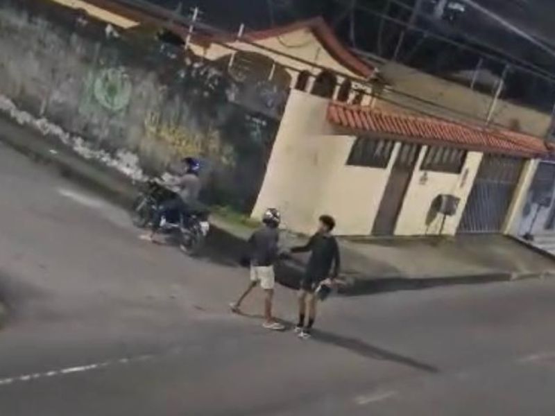 Vídeo flagra bandidos roubando celular de jovem em Manaus