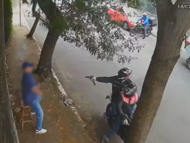 Policial leva tiro e tem arma roubada durante assalto