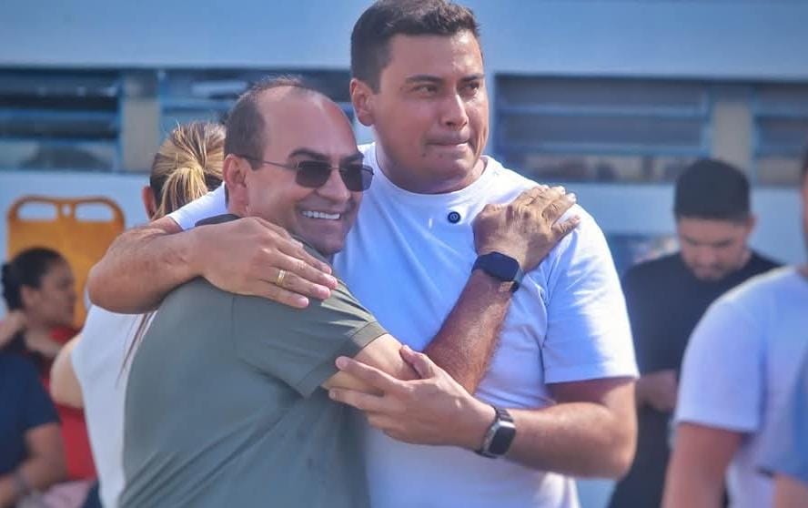 Prefeito Thomé Neto se emociona ao homenagear o pai na abertura da Copa Thomezão