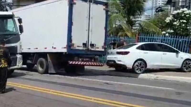Acidente entre caminhão e carro causa congestionamento em Manaus
