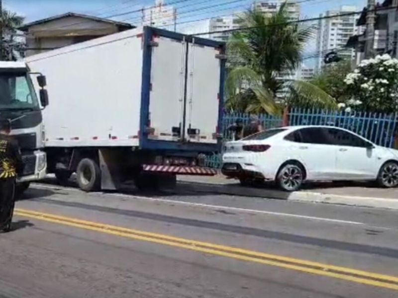 Acidente entre caminhão e carro causa congestionamento em Manaus