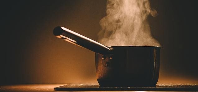 Adolescente mata tio com óleo quente no ouvido