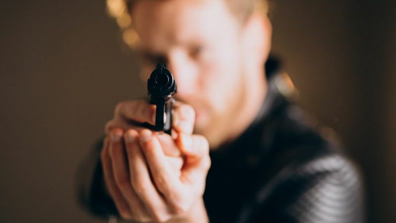 Após cobrança de dívida, homem mata mulher de agiota e é morto pelo marido