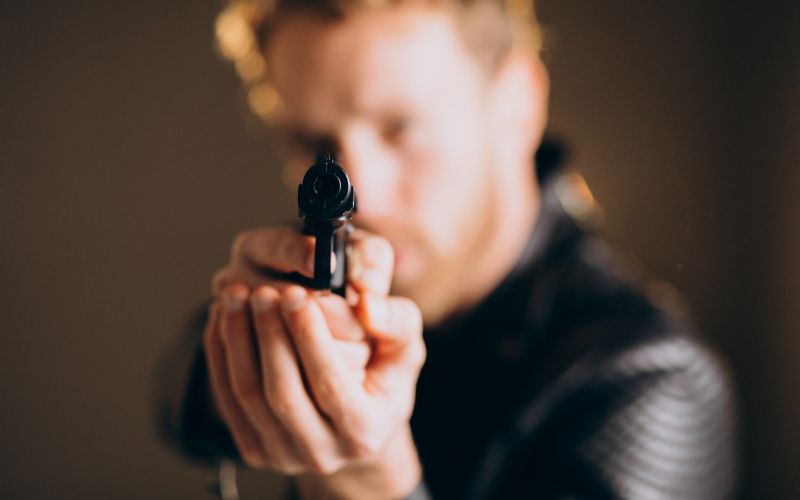 Após cobrança de dívida, homem mata mulher de agiota e é morto pelo marido