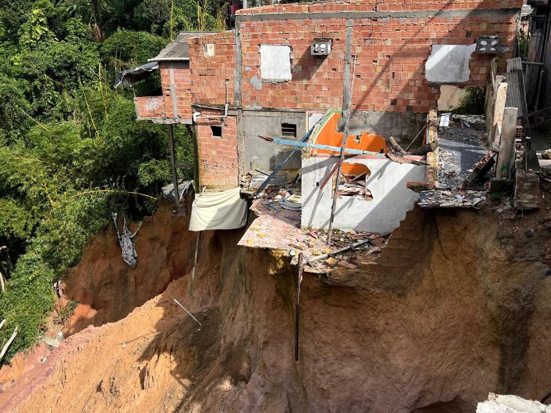 Barranco gigante ameaça vidas e destrói casas no Mauazinho