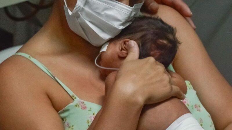 Bebê indígena que passou por transfusão inédita recebe alta no AM