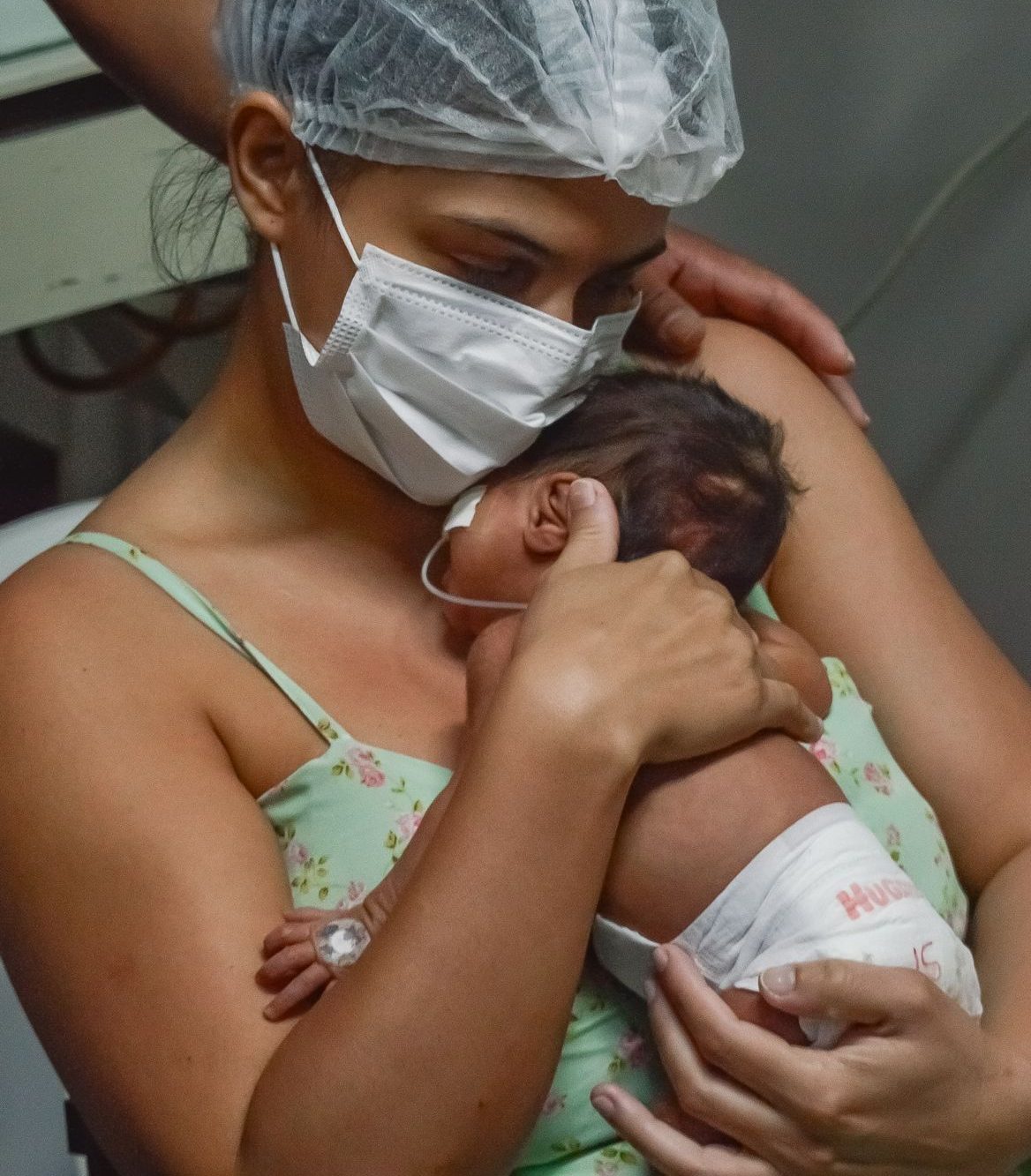 Bebê indígena que passou por transfusão inédita recebe alta no AM