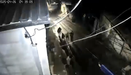 Criminosos disfarçados de policiais executam jovem com 14 tiros de fuzil