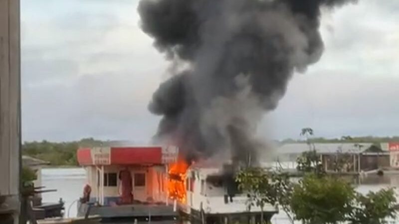 Embarcação é atingida por incêndio de grandes proporções no AM