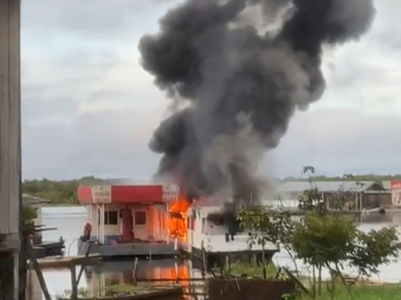 Embarcação é atingida por incêndio de grandes proporções no AM
