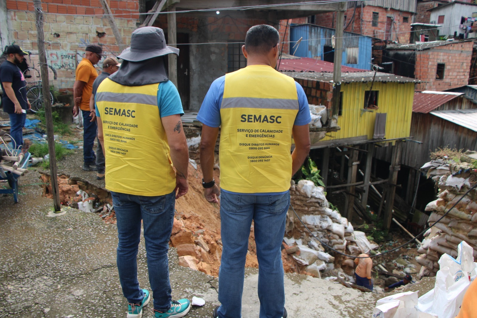 Famílias afetadas por alagamentos e risco de desabamento na Compensa recebem assistência