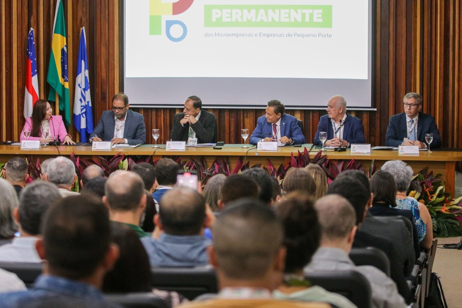 Governo do Amazonas destaca ampliação do crédito para pequenos negócios durante abertura do Fórum Permanente das Microempresas