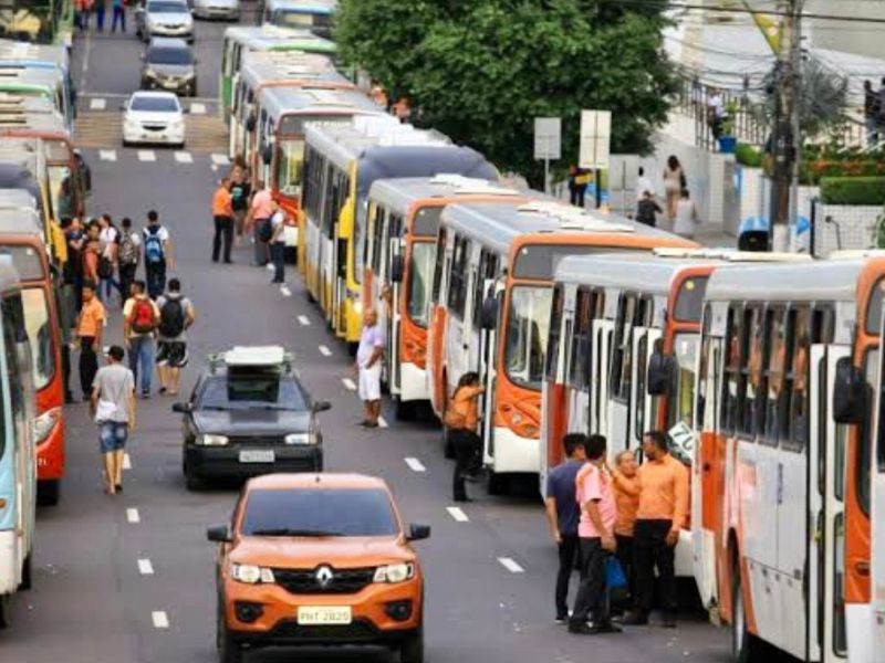 Greve dos ônibus continua após reunião entre Sinetram e Sindicato