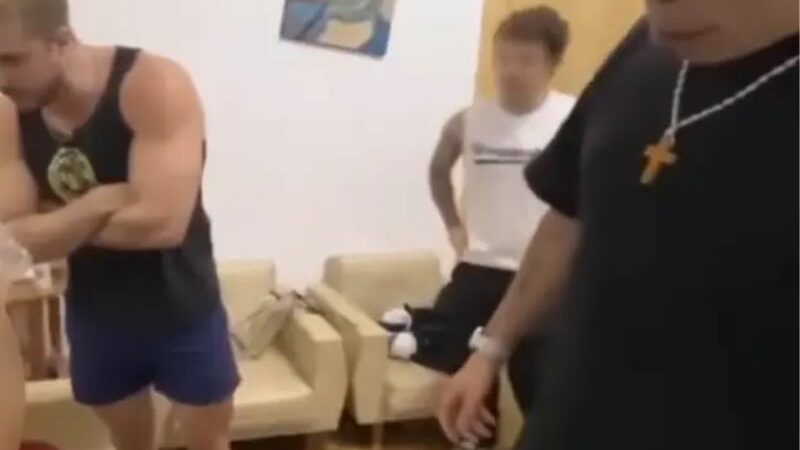 Grupo é preso por torturar supostos pedófilos ao vivo e forçar vítima a comer fezes