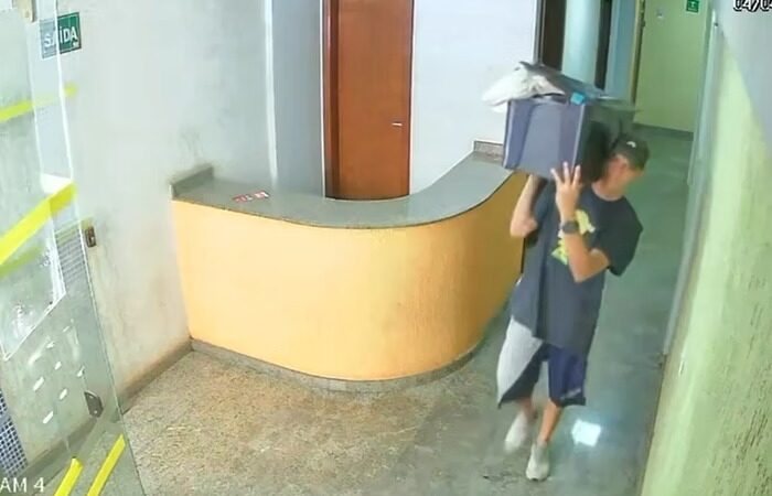 Homem é flagrado carregando corpo esquartejado dentro de caixa