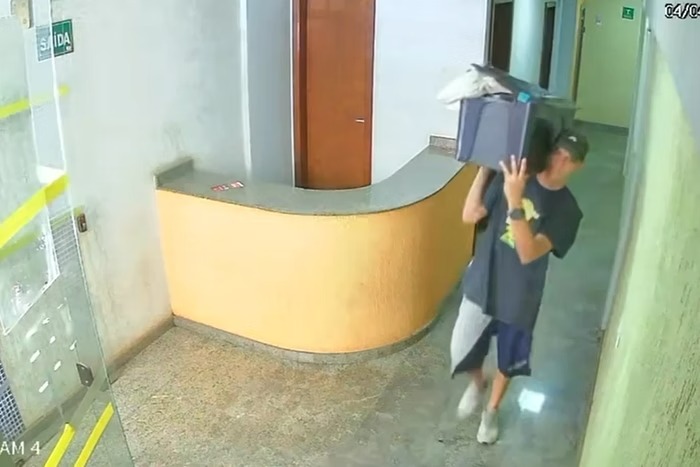 Homem é flagrado carregando corpo esquartejado dentro de caixa