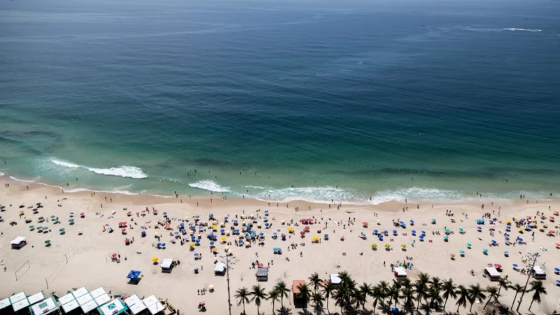 Homem grava cadáver em praia lotada no Rio de Janeiro