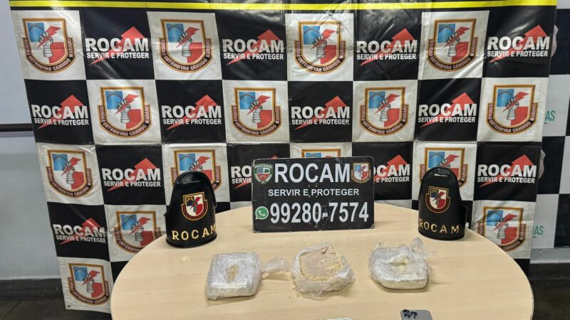 Motorista bate carro em árvore e foge durante perseguição policial em Manaus