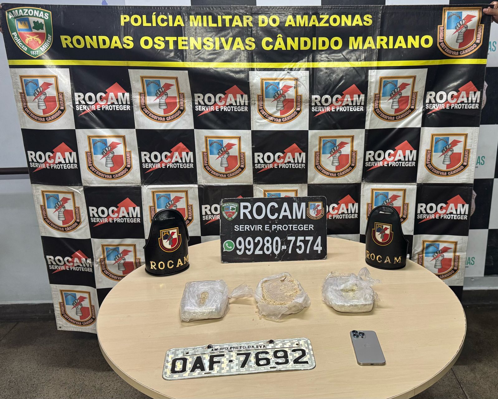 Motorista bate carro em árvore e foge durante perseguição policial em Manaus