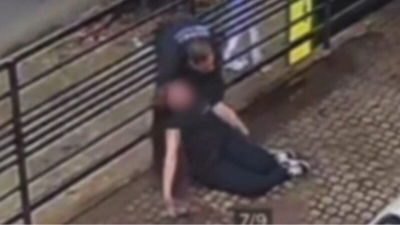 Mulher desmaia após ser agredida com cotovelada no rosto