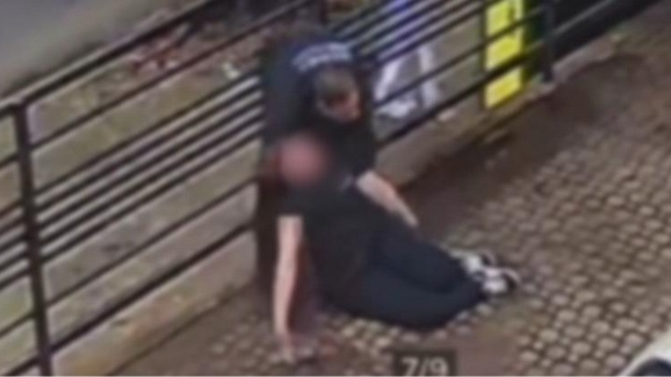 Mulher desmaia após ser agredida com cotovelada no rosto