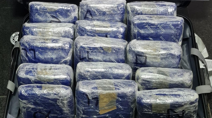 Mulher é presa com mais de 16 kg de maconha em mala no Aeroporto de Manaus