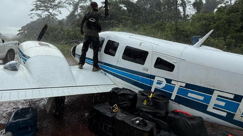 Piloto foge e abandona avião com meia tonelada de cocaína