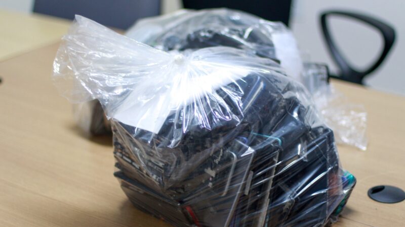 Tia e sobrinho são presos com celulares roubados em box no mini shopping da Co