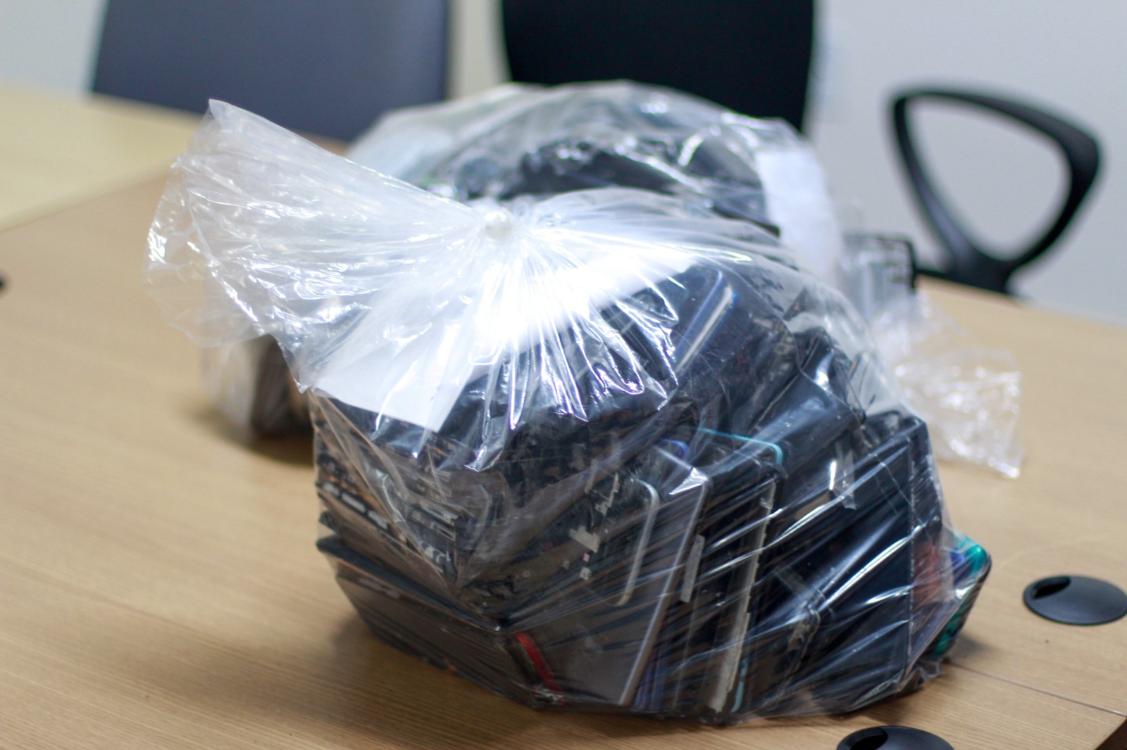 Tia e sobrinho são presos com celulares roubados em box no mini shopping da Co