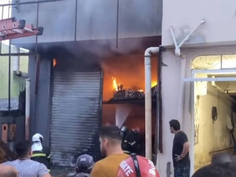 Incêndio destrói comércio na zona Oeste de Manaus; morador relata susto com sirenes