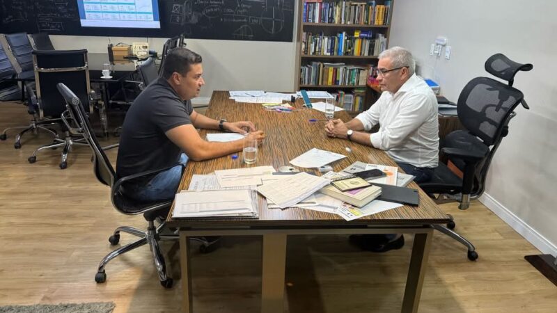 Prefeito Thomé Neto discute melhorias para a malha viária de Autazes em reunião com Secretário de Infraestrutura do Estado