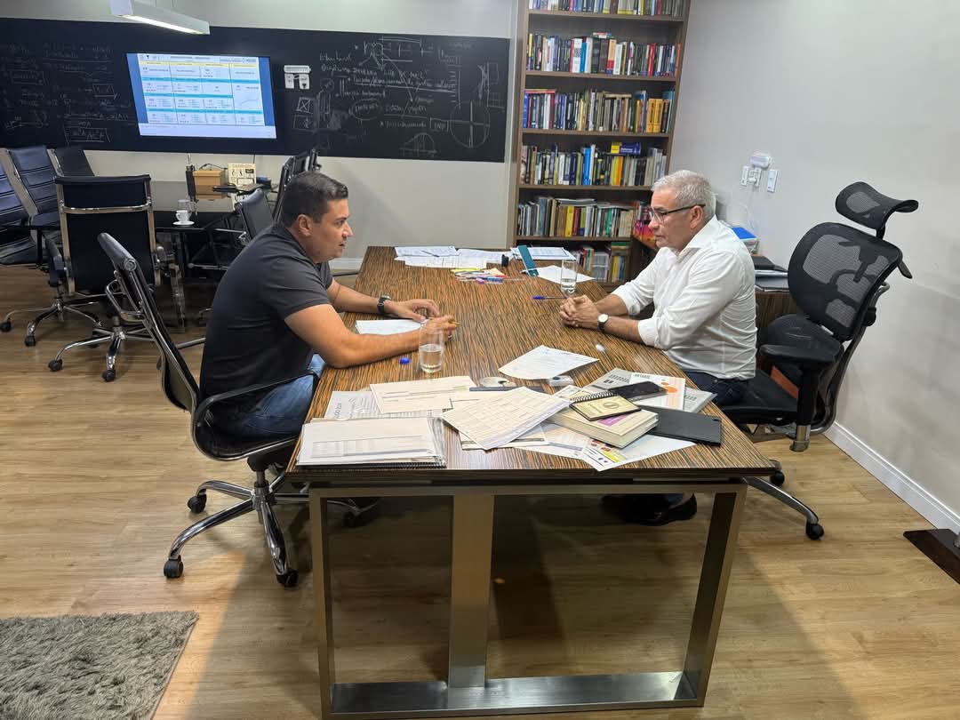 Prefeito Thomé Neto discute melhorias para a malha viária de Autazes em reunião com Secretário de Infraestrutura do Estado