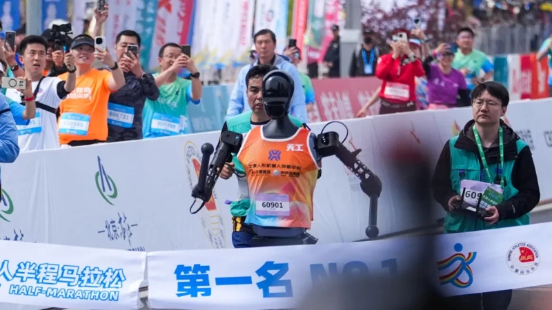 robôs correm meia maratona na China e assustam população