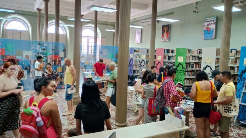 Biblioteca Pública do Amazonas promove troca de livros e visitas guiadas para incentivar a leitura