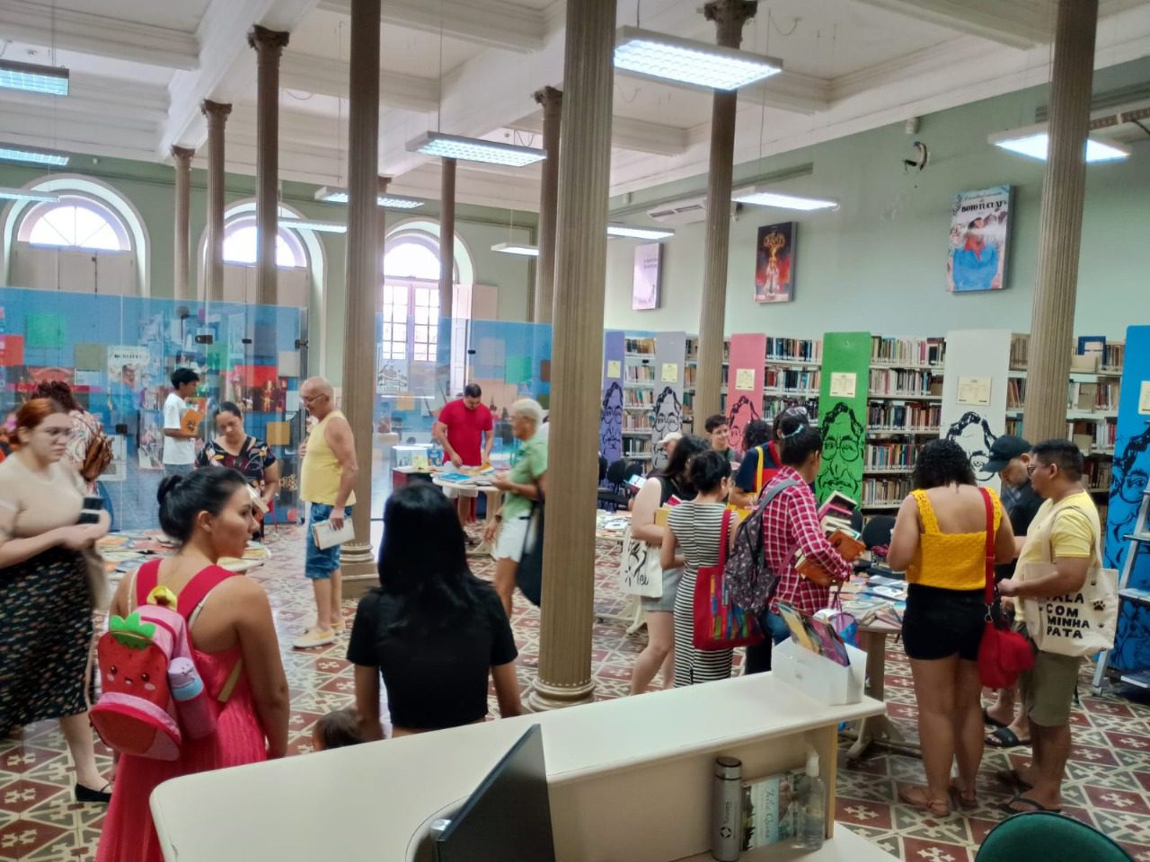 Biblioteca Pública do Amazonas promove troca de livros e visitas guiadas para incentivar a leitura