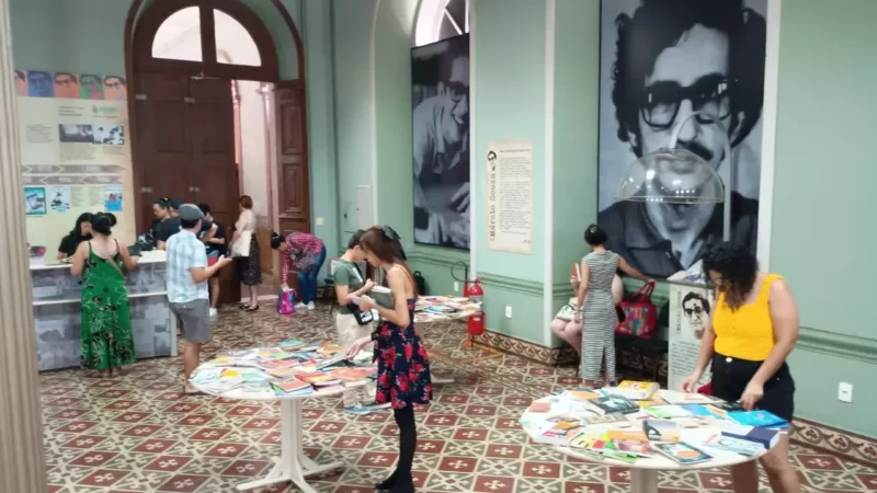 Biblioteca Pública do Amazonas promove troca de livros e visitas guiadas para incentivar a leitura